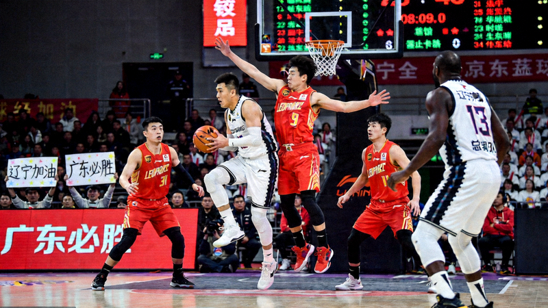 6686体育官方网站Logo - 蓝色盾牌与足球组合标志
